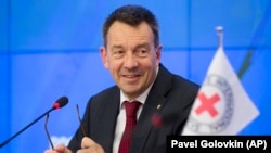 رسانه‌های ایران مدعی شده بودند که پیتر مائورر، رئیس صلیب سرخ جهانی، معتقد است تحریم‌ها روند کمک‌رسانی به هلال احمر ایران را با مشکل مواجه کرده است.