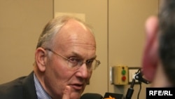 لری کریگ، سناتور جمهوریخواه از ایالت آیداهو و عضو کمیته تخصیص بودجه، کمیته انرژی و منابع طبیعی، کمیته مسائل زیست محیطی و کارهای عمومی است.