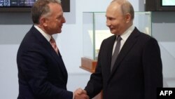 Прэзыдэнт Расеі Уладзімір Пуцін паціскае руку прадстаўніку прэзыдэнта ЗША Дональда Трампа Стыву Ўіткафу падчас сустрэчы ў Санкт-Пецярбургу 11 красавіка 2025 году