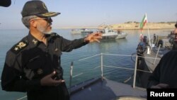 Dekabrın 28-də İran ordusunun hərbi dəniz qüvvələrinin komandanı Habibolah Sayyari Hörmüz boğazında hərbi təlim zamanı jurnalistlərlə danışır. speaks with media during the Velayat-90 war game on Sea of Oman near the Strait of Hormuz, 28Dec2011