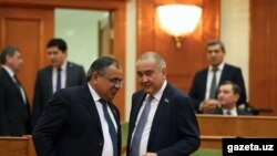 Тошкент шаҳар ҳокими Жаҳонгир Ортиқхўжаев (ўнгда)бир пайтнинг ўзида ҳам Сенат¸ ҳам Тошкент шаҳар Халқ депутатлари кенгаши аъзоси¸ айни пайтда Ўзбекистондаги энг йирик бизнес империяларидан бири мулкдори ҳамдир.