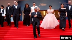 رسو‌ل‌اف و عوامل فیلم جدیدش در فرش قرمز «دانه انجیر معابد»