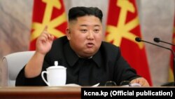 Державне агентство ЦТАК оприлюднило це фото Кім Чен Ина в своєму повідомленні про засідання за 24 травня 2020 року