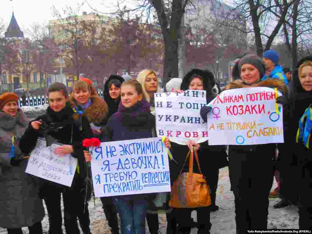 Жінки з каструлями пікетували Дніпропетровську ОДА, протестуючи проти насилля та тітушок. Одне з гасел &ndash; &laquo;Нам потрібні козаки, а не ті тушки-слабаки!&raquo;, 8 лютого 2014 року