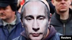 Демонстрация у российского посольства в Варшаве, 9 апреля 2013