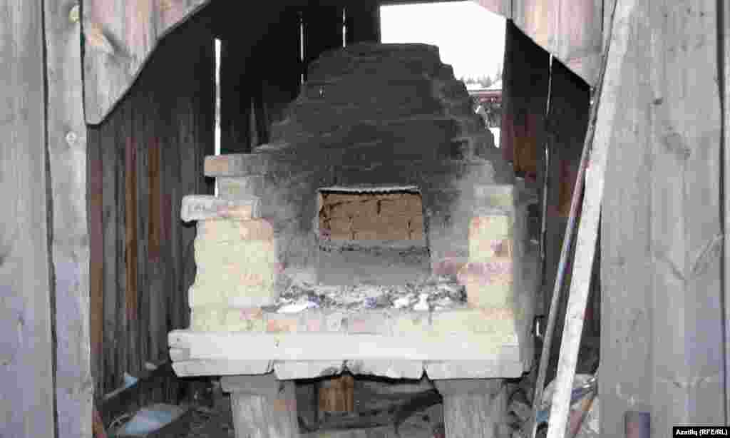 Икмәкне, бәлешләрне тыштагы мичтә пешерәләр