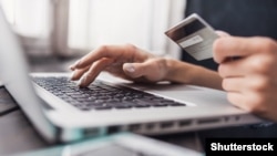 Illýustrasiýa suraty. Türkmenistanda ýerli ulanyjylar çäkli Internet mümkinçiliklerinden peýdalanýarlar. 