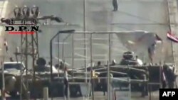 تانک‌های مستقر در شرق شهر دیرالزور. ۷ اوت ۲۰۱۱.