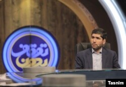 میثم لطیفی به‌عنوان کارشناس مساجد در یک برنامۀ تلویزیونی، آبان ۱۳۹۸