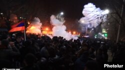 Столкновения между протестующими и полицейскими на пути к генконсульству России,   15 января 2015 г․