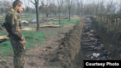 Очевидно, что работа по опознанию тел захороненных выявит причины смерти свезенных в места массовых захоронений. Кое-где уже были вскрыты такие могилы особо отчаявшимися родственниками