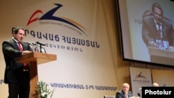 Армения – Лидер партии «Процветающая Армения» Гагик Царукян выступает на съезде партии (архивная фотография) 
