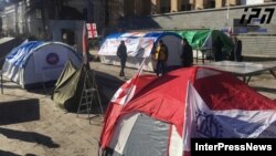 Грузин оппозиция өкүлдөрү парламент имаратынын алдында чатыроар тигип алышты. Тбилиси. 2021-жылдын 27-февралы.