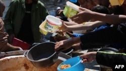 Գազայի հատվածում մարդիկ բարեգործական կենտրոնում ուտելիքի հերթի մեջ, 5-ը մայիսի, 2025թ.