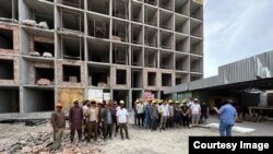 УКМК Бишкекте мыйзамсыз миграцияны уюштурган деген шек менен чет өлкөлүк эки жаран кармалганын билдирген.