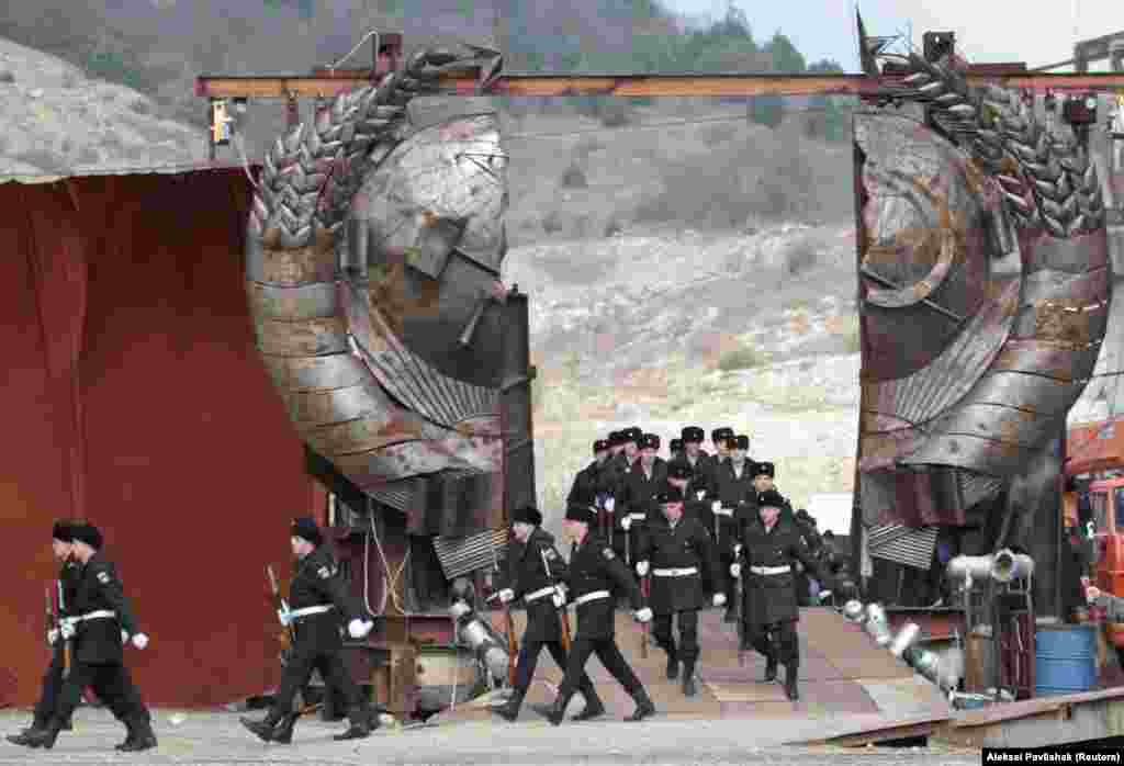 Окупований Крим: російські матроси виходять з інсталяції герба Радянського Союзу під час відзначення п&#39;ятої річниці анексії українського півострова. Сімферополь, 16 березня 2018 року