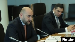 Глава Центрального банка Армении Мартин Галстян (слева)