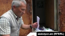 Գյուլագարակցի Մուշեղ Սուքիասյանը ցույց է տալիս պետական տարբեր կառույցներին ուղղած բազմաթիվ դիմումները