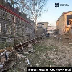 Територія виправної колонії в селі Біленьке після російського обстрілу 29 липня 2025 року