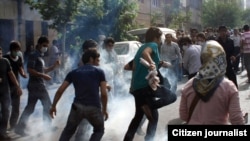 پيش از اين کانون نويسندگان ايران نيز با انتشار بيانيه هايی خواستار پايان دادن به «سرکوب و کشتار» معترضان شده بود. عکس تزئینی است. 