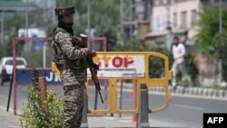 یک نیروی شبه‌نظامی هندی در یکی از خیابان‌های سرینگر