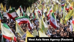 İsrailin İrana zərbələrindən sonra Tehranda İsrail əleyhinə etiraz aksiyası.