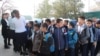 59-мектеп ғимаратына кіру үшін қатар түзеп тұрған бастауыш сынып оқушылары. Шымкент, 9 қараша 2016 жыл.