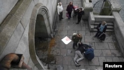 Վիրավորված քաղաքացուն օգնություն է ցուցաբերվում Վեսթմինստերյան կամրջին, Լոնդոն, 22-ը մարտի, 2017թ․