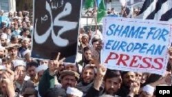 تظاهرات مسلمانان در پاکستان بر علیه آنچه که اهانت به مقدسات خوانده شده است