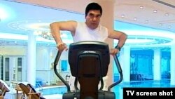 Prezident Gurbanguly Berdimuhamedow maşk edýär, Türkmenbaşy şäheri, 2010-njy ýyl.