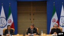 محمد مرسی (نفر وسط) رییس جمهوری مصر همراه با مان موهان سینگ (نفر اول از راست) نخست وزیر هند و محمود احمدی نژاد.