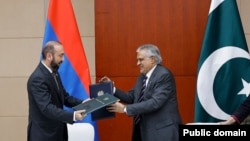 China - The foreign ministers of Armenia and Pakistan sign an agreement to establish diplomatic relations between their countries, Tianjin, August 31, 2025.
