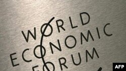 «مجمع اقتصاد جهانی» داووس، که يک سازمان غير دولتی است، در سال ۱۹۷۱ ميلادی از سوی کلاز شوآب، استاد اقتصاد آلمانی الاصل مقيم سوييس، پايه گذاری شد.