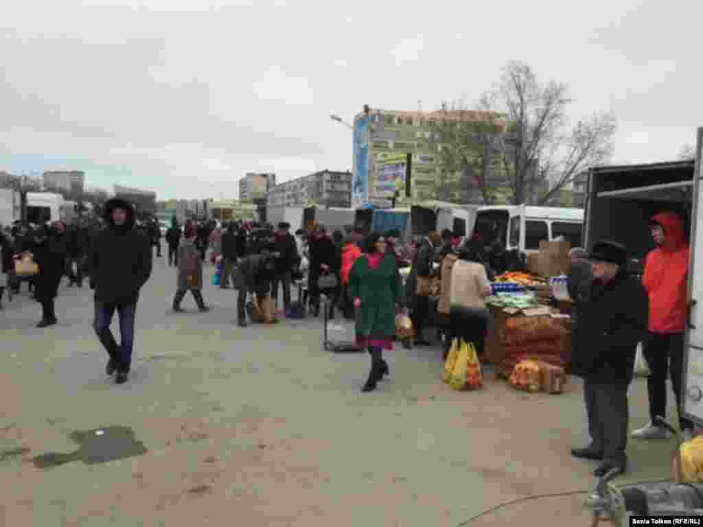 В основном на ярмарке предлагают товар из Ирана и Азербайджана, местной продукции мало.