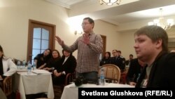 Корреспондент сайта Ratel.kz Болат Абилкасимов (в центре) задает вопросы на ​заседании клуба «для судей, прокуроров, полицейских, журналистов, блогеров, правозащитников». Астана, 3 марта 2017 года. 