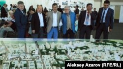 В зале, где проходили общественные слушания по генеральному плану развития Алматы,  установили макеты с проектами детальной планировки. Алматы, 8 сентября 2015 года.