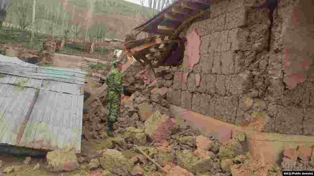 Землетрясение в Таджикистане: погиб ребёнок, сотни человек остались без крова. Фото Комитета по черезвычайным ситуациям Таджикистана