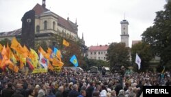 Люди слухали два «паралельні» мітинги