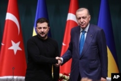 Türkiye prezidenti Recep Tayyip Erdoğan (sağdan) ve Ukrayina prezidenti Volodımır Zelenskıynı Ankaradaki Cumhurbaşkanlığı Külliuyesinde keçken matbuat konferentsiyası vaqtında, 2025 senesi fevralniñ 18-i