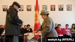 Президент Алмазбек Атамбаев жергиликтүү телеканалдарга берген маегинде кыргыз парламентине беш партия көптүк кылат, мындан улам саясий туруктуулукка доо кетип жатат деген оюн билдирди.