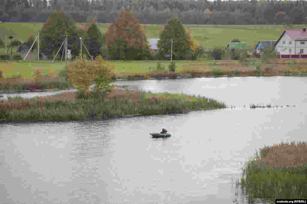 Каля вёскі працякае рака Гальшанка.
