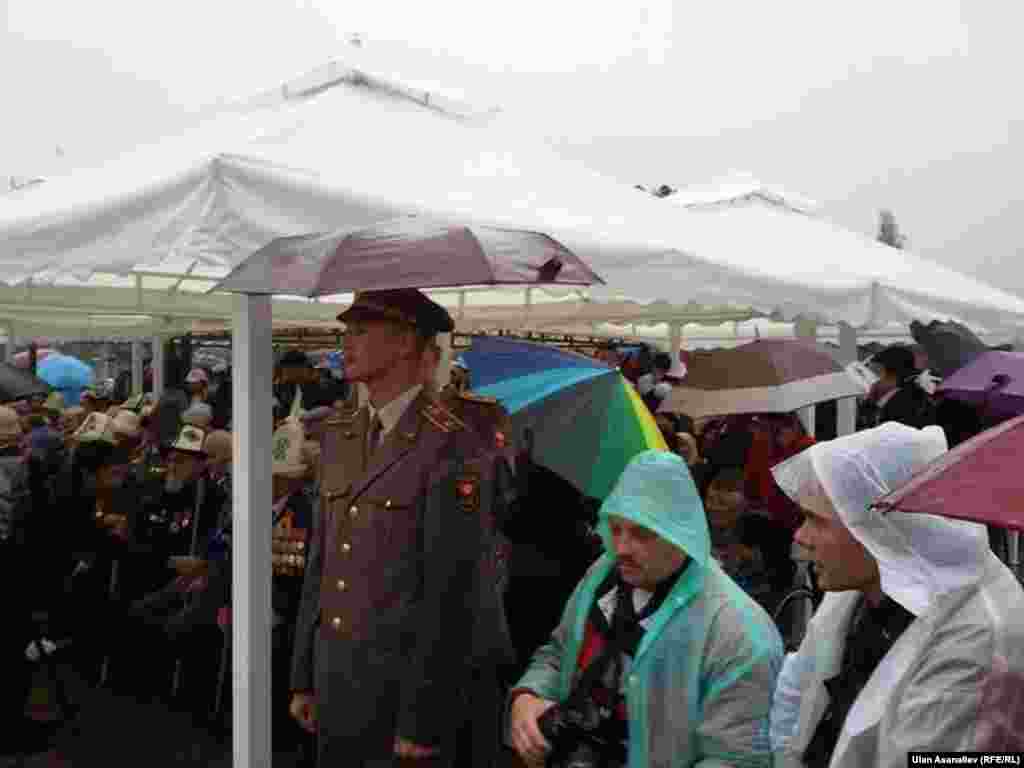 Во Второй мировой войне принимало участие 360 тысяч кыргызстанцев. Из них около 150 тысяч были награждены медалями и орденами. На фронте погибло около 114 833 человек.&nbsp;