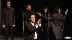 وحید تاج، خواننده موسیقی سنتی، می‌گوید در شب اول کنسرت خود یک بار موفق شده به روی صحنه برود و به تشویق تماشاچیان پاسخ بگوید، اما بقیه لحظات کنسرت بدون حضور او برگزار شده است