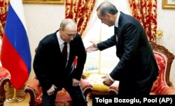 Президент Туреччини Тайїп Ердоган і керівник Росії Володимир Путін (ліворуч). Стамбул, 3 грудня 2012 року