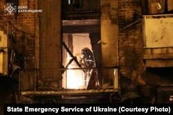 Пожарный на месте российского удара, Харьков, 2 мая 2025 года