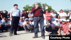 В центре: гражданский активист Жанболат Мамай и оппозиционный политик Болат Атабаев во время выступления перед бастующими нефтяниками Жанаозена летом 2011 года. Фотография с выставки в годовщину забастовки нефтяников Мангистауской области. 