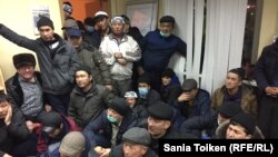 Жариялаған аштықтарының заңсыз екені жөнінде сот орындаушылар сөзін тыңдап отырған мұнайшылар.  Ақтау, 19 қаңтар 2017 жыл. 