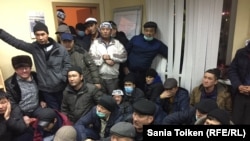 Жариялаған аштықтарының заңсыз екені жөнінде сот орындаушылардың сөзін тыңдап отырған мұнайшылар.  Ақтау, 19 қаңтар 2017 жыл. 