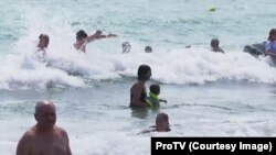 Mulți turiști de pe litoralul românesc ignoră steagul roșu și își riscă viața în marea agitată.