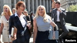 Вирджиния Джуффре (справа на переднем плане)